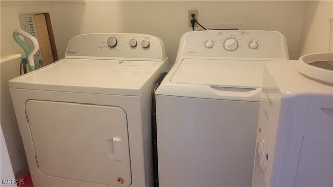 Building Photo - 2140 Willowbury Dr