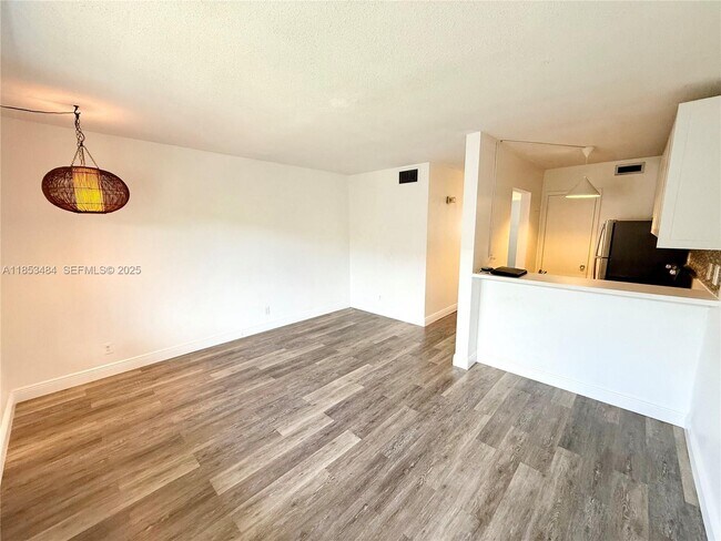 Building Photo - 1000 SE 15th St