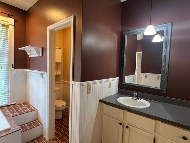 Building Photo - Great Home close to Downtown