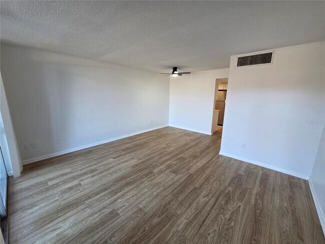 Building Photo - 606 S Betty Ln