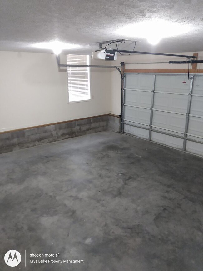 Building Photo - Lovely 3 bedroom home with bonus in a grea...