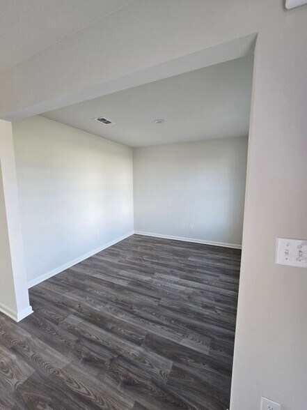 Building Photo - 228 Isabella Way