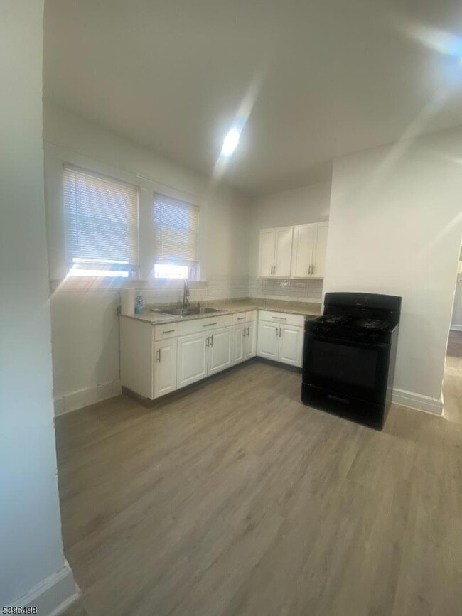 Building Photo - 61 Wainwright St