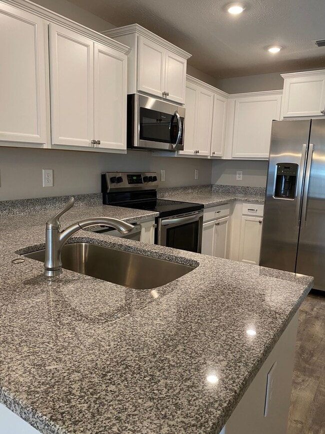 Building Photo - 3 BD 2.5 BA | 2 Car Garage | End Unit Townhome