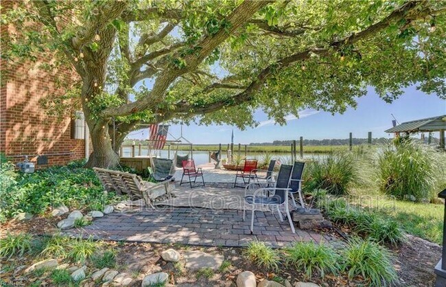 Building Photo - 108 Commerce St