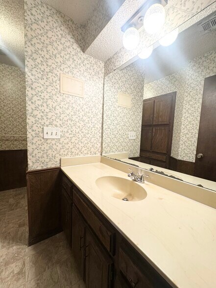 Building Photo - 9821 Larkspur Ln