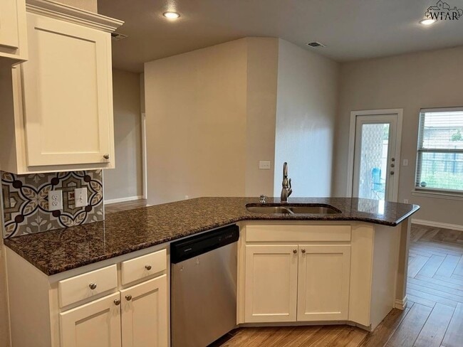 Building Photo - 301 Mariners Wy