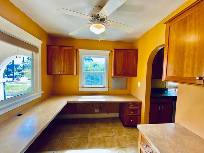 Building Photo - Beautiful 4 Bedroom Cottage in Kensington with Extra Room for an Office!