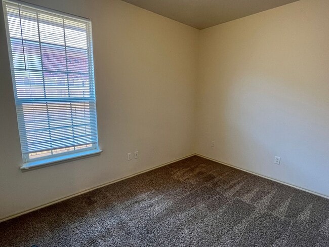 Building Photo - Great 3 Bed, 2 Bath Duplex In Edmond!!