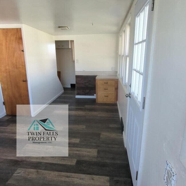 Building Photo - 314 6th Ave