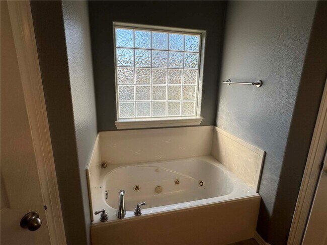 Building Photo - 1457 Prairie View Ave