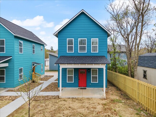 Building Photo - Cottage close to downtown and U of A.