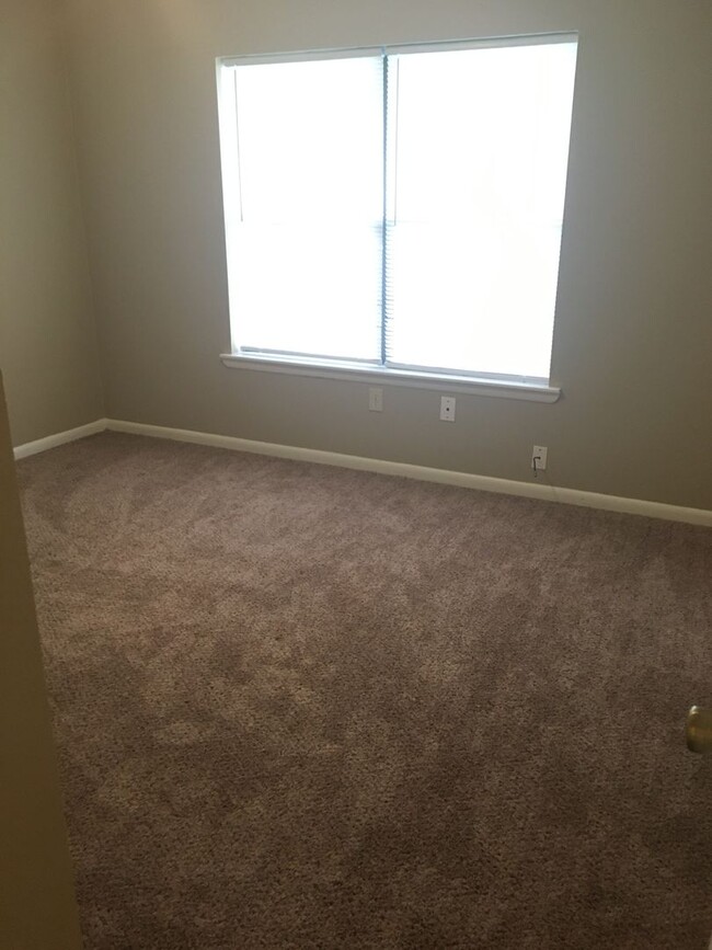 Building Photo - MUST SEE THIS CHARMING HOME!