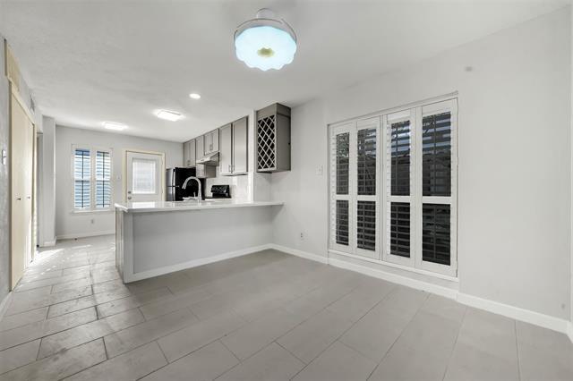 Building Photo - 2111 E Belt Line Rd