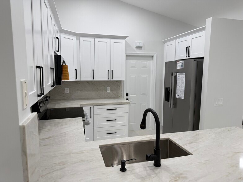 Building Photo - 1560 Canary Island Dr