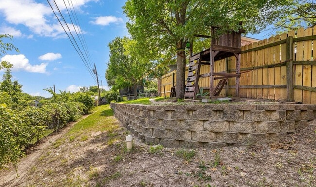 Building Photo - 1205 Bowen Ave