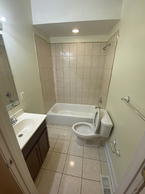 Building Photo - 1600 Light St