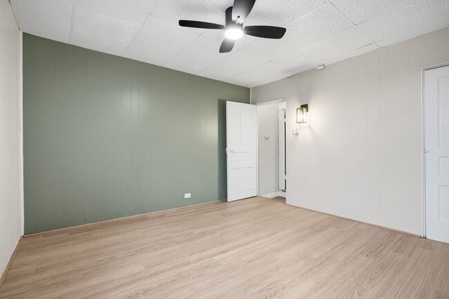 Building Photo - **Private Bloomfield 2BR Retreat – Walk to Liberty Ave, Steps from It All (15224)**