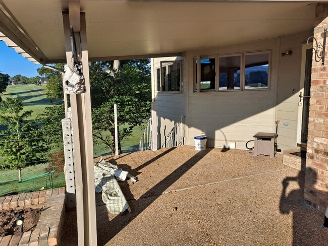 Building Photo - 11 Fairway Dr
