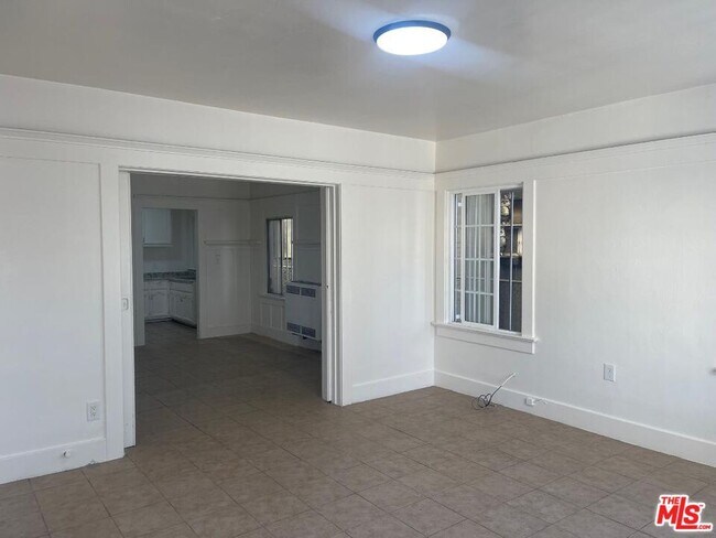 Building Photo - 708 W Vernon Ave