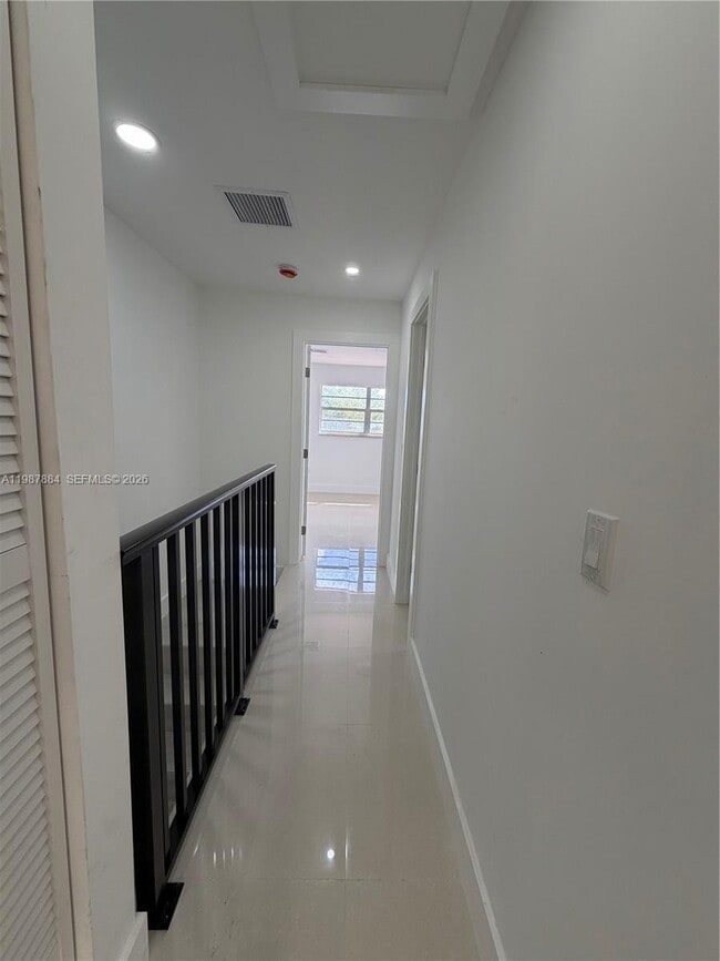 Building Photo - 1550 W 7th Ct