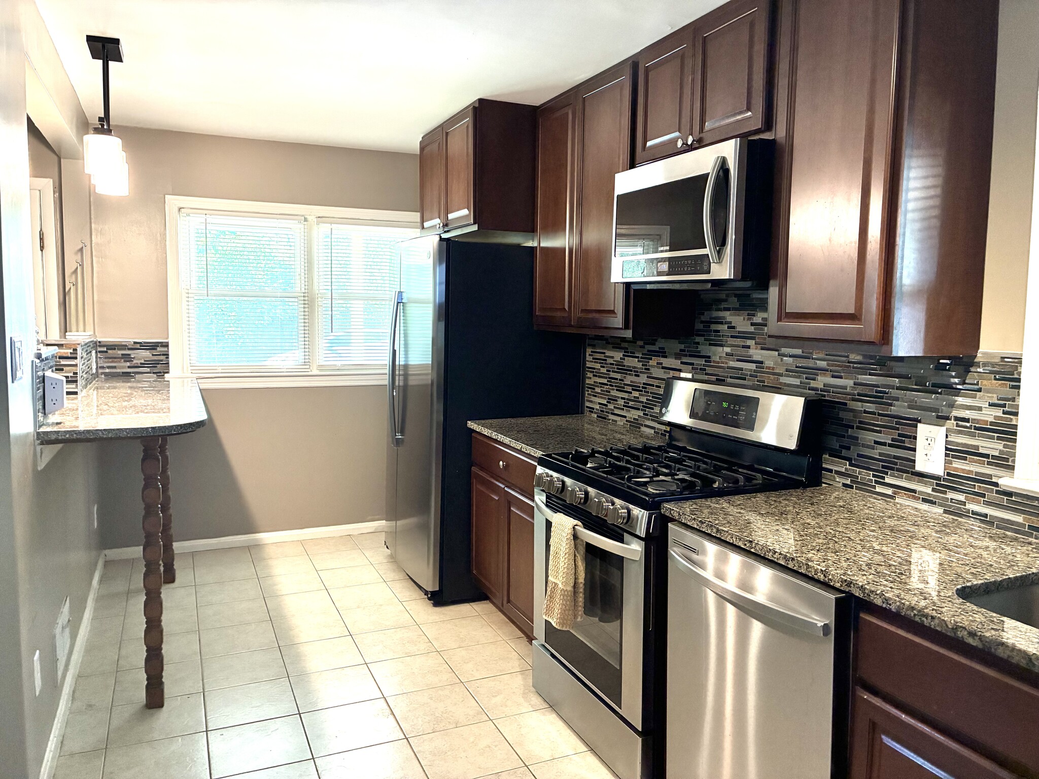 Kitchen - 5112 Hollywood Rd