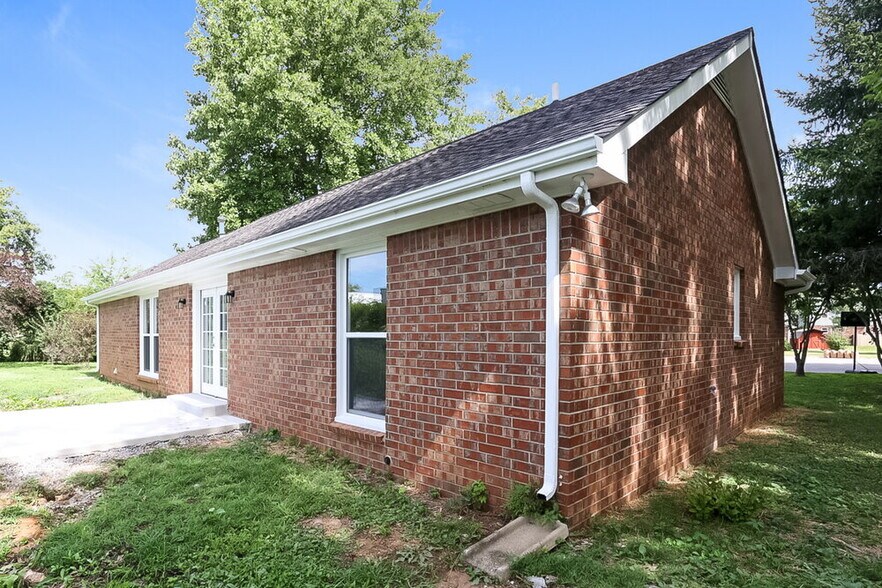 Building Photo - 410 Lawson Rd