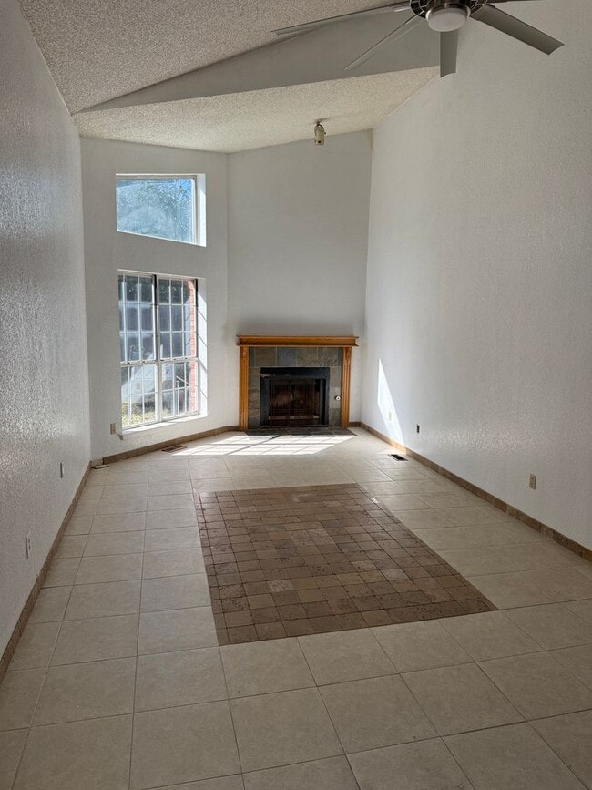 Building Photo - 3 bedroom 2.5 bath, 2 car garage off Easte...