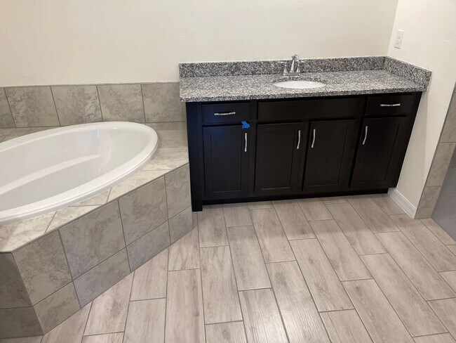 Building Photo - Stunning and spacious Single Family Home!