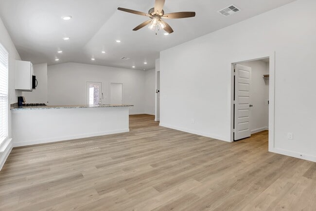 Building Photo - 6333 Poppy Dr