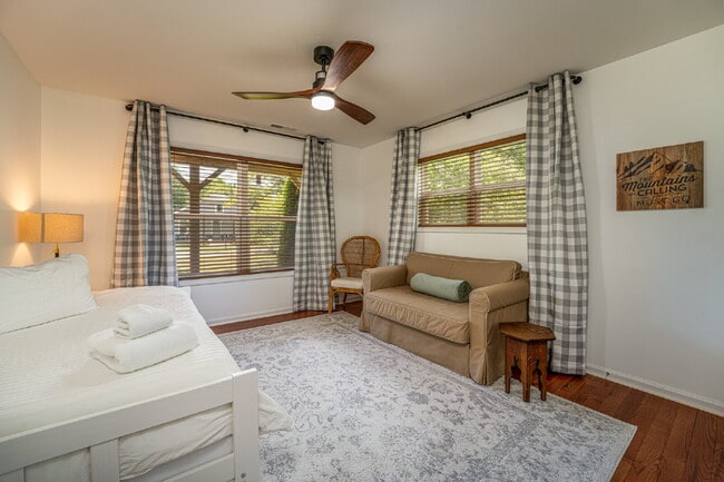 Building Photo - Mountain Lux Home - Centrally Located in Brevard! Furnished Mid- Term Rental Available from Novem...