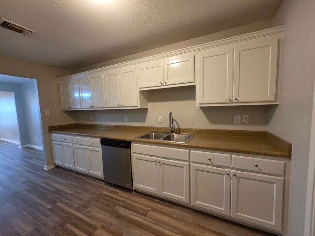 Building Photo - Updated 3/2 Duplex Near Shopping in San Antonio