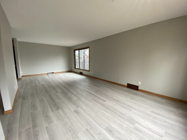Building Photo - 4 Bedroom Townhome by Moorhead High School!