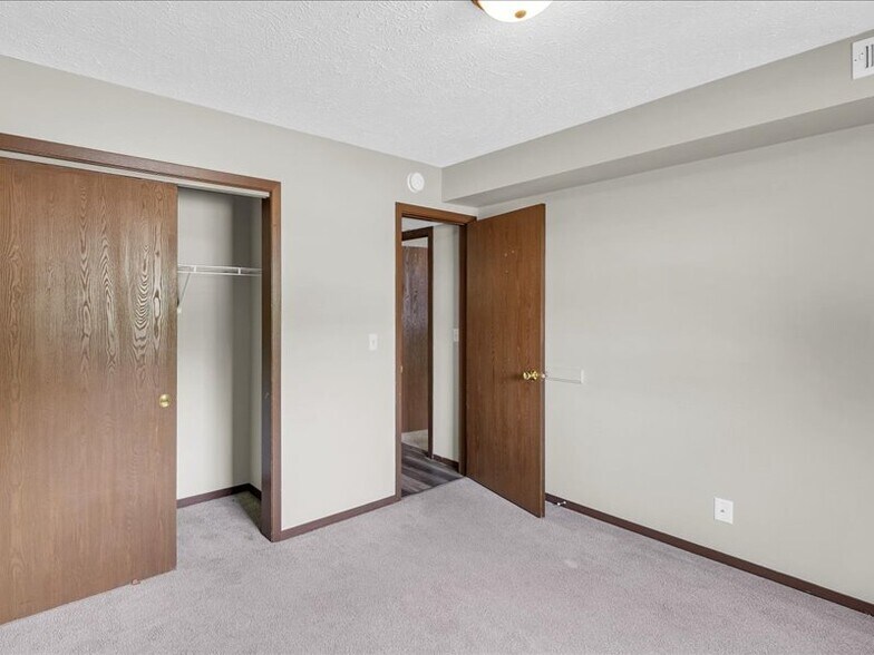 Building Photo - 112 W Raab Rd