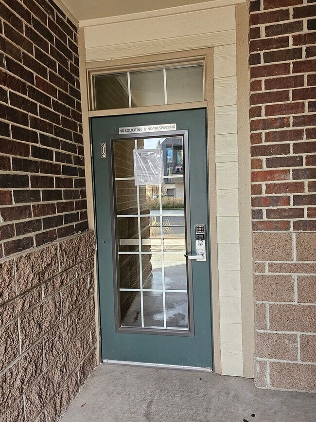 Building Photo - Beautifully Updated Two Bedroom Condo. Second Bedroom can be used as an Office/Flex Space.