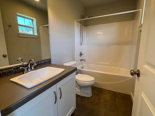 Building Photo - Modern Townhome Available in Wilsonville