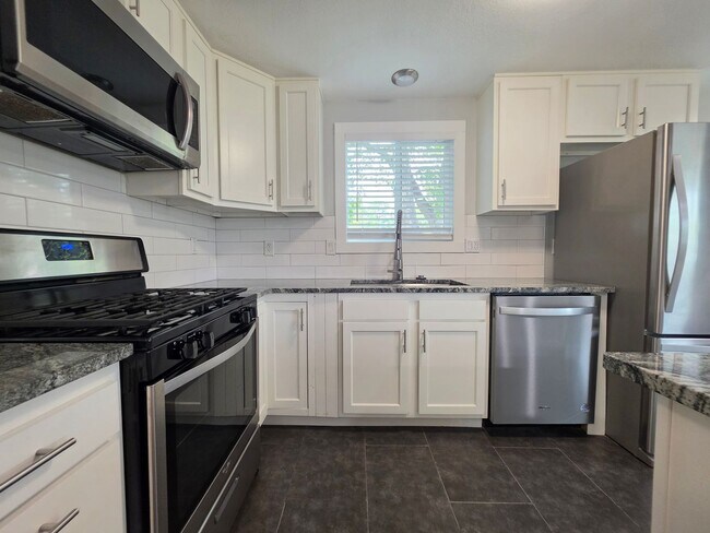 Building Photo - AVAILABLE NOW!! 4-Bedroom, 3-Bathroom Home Nestled in the Cotton Creek Neighborhood!