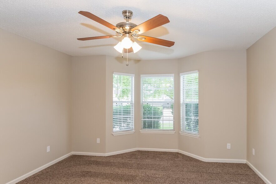 Building Photo - 2041 Hunters Trace Cir