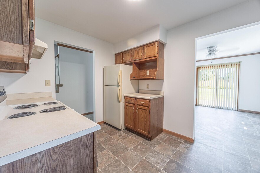 Building Photo - 10896 Oak Blvd