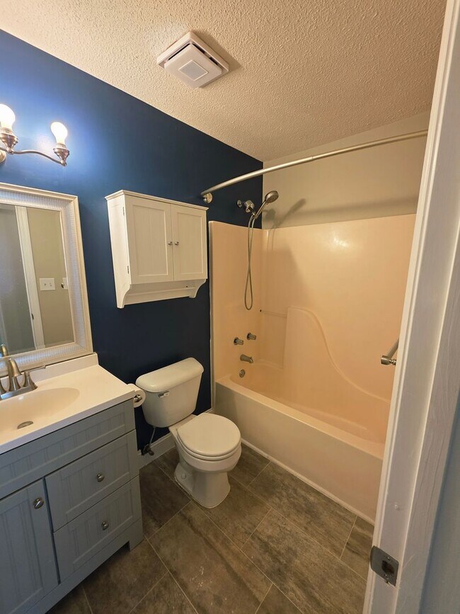 Building Photo - 4 Bedroom 2 BA Horse Creek Farms