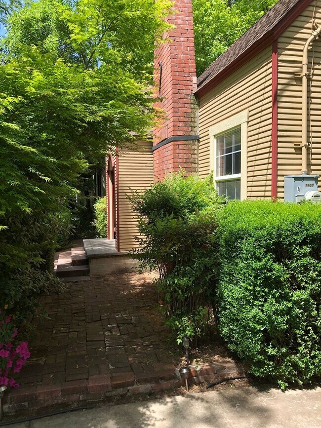 Building Photo - 1160 Palm Ave