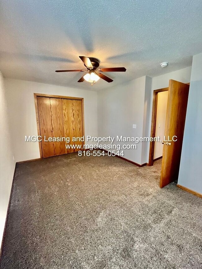 Building Photo - Remington Village Townhome in Raymore with unfinished basement!