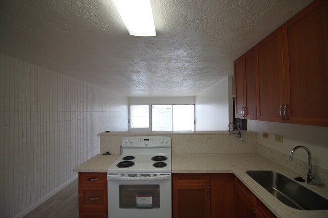 Building Photo - 2 bed, 1 bath, 1 parking Unit available in...