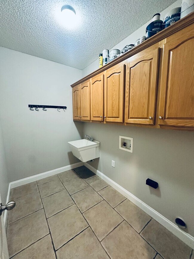 Building Photo - 406 Brookewater Ln