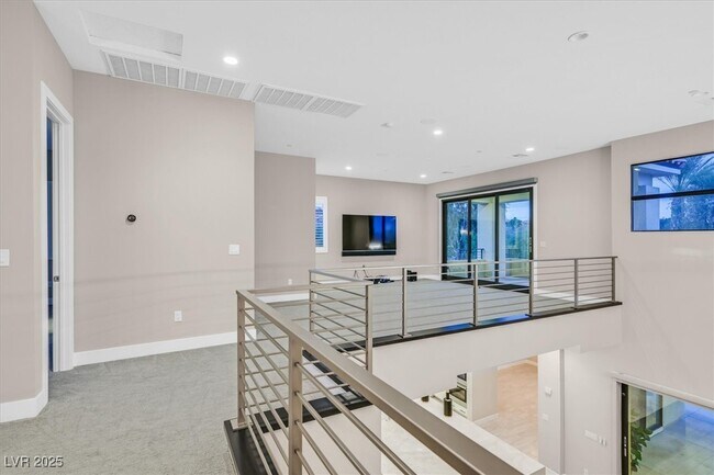 Building Photo - 65 Garibaldi Wy