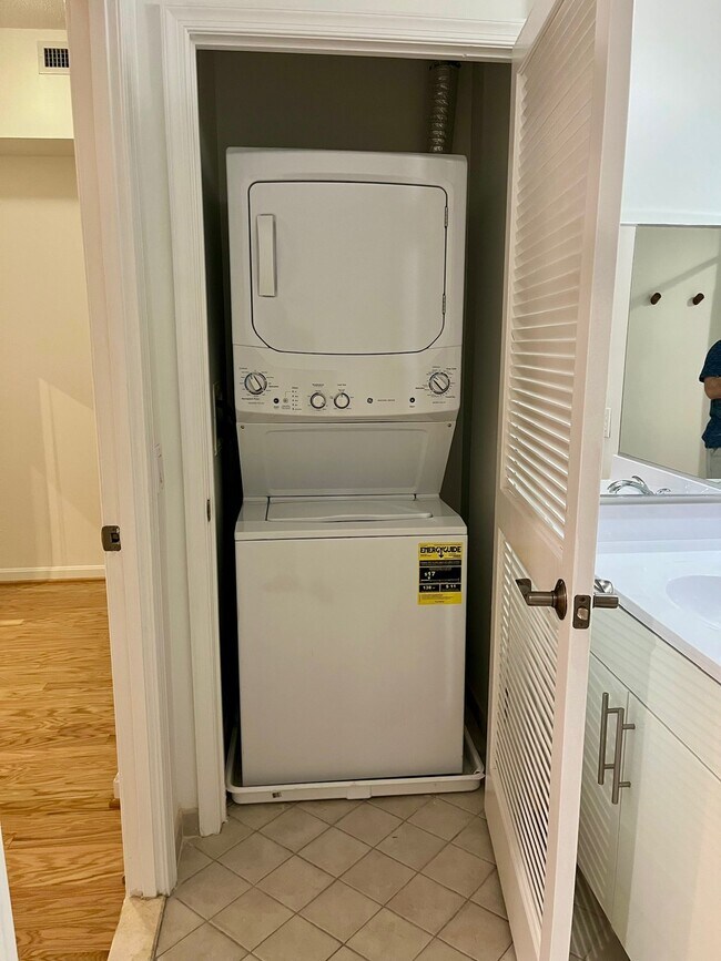 Building Photo - 1390 Kenyon St NW