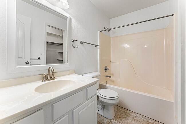 Building Photo - Spacious Home with Two Car Garage and Central A/C!
