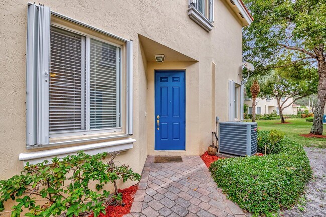 Building Photo - 3021 N Evergreen Cir