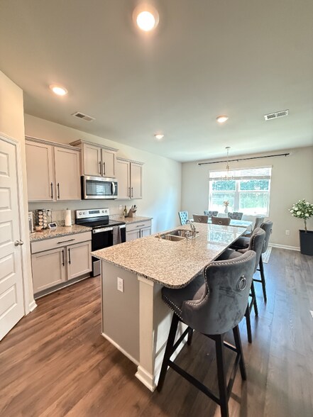 Building Photo - 000 H Ct