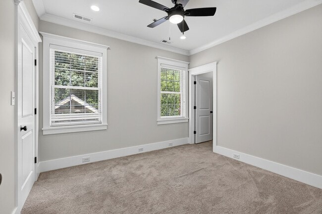 Building Photo - Luxury Condo!